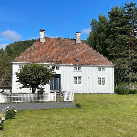 Bosvik Gard, Nyrenovert Leilighet I Hovedhus Fra 1756 Risør Exteriér fotografie