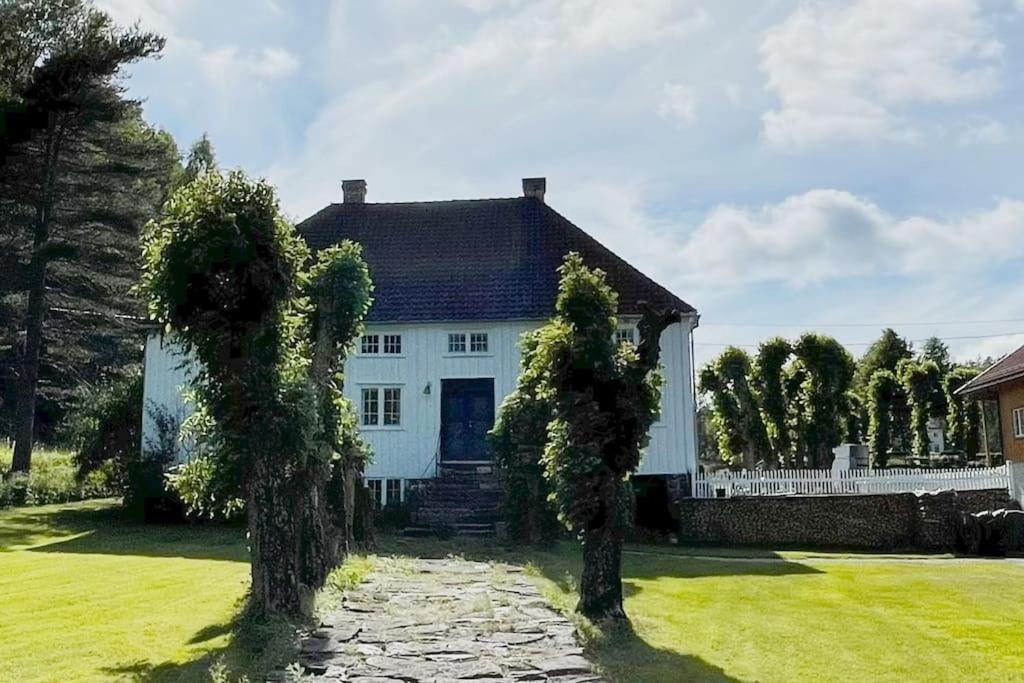 Bosvik Gard, Nyrenovert Leilighet I Hovedhus Fra 1756 Risør Exteriér fotografie