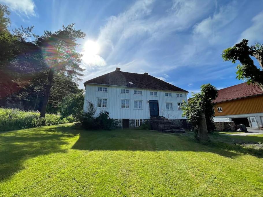 Bosvik Gard, Nyrenovert Leilighet I Hovedhus Fra 1756 Risør Exteriér fotografie