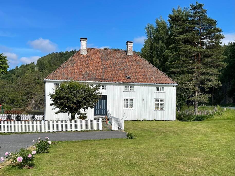 Bosvik Gard, Nyrenovert Leilighet I Hovedhus Fra 1756 Risør Exteriér fotografie