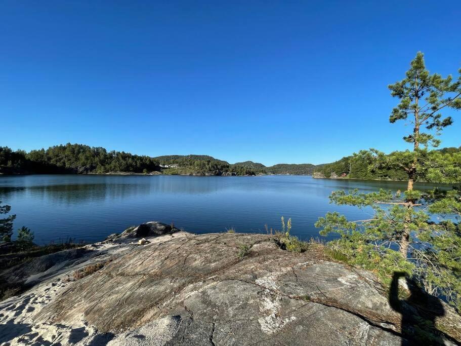 Bosvik Gard, Nyrenovert Leilighet I Hovedhus Fra 1756 Risør Exteriér fotografie